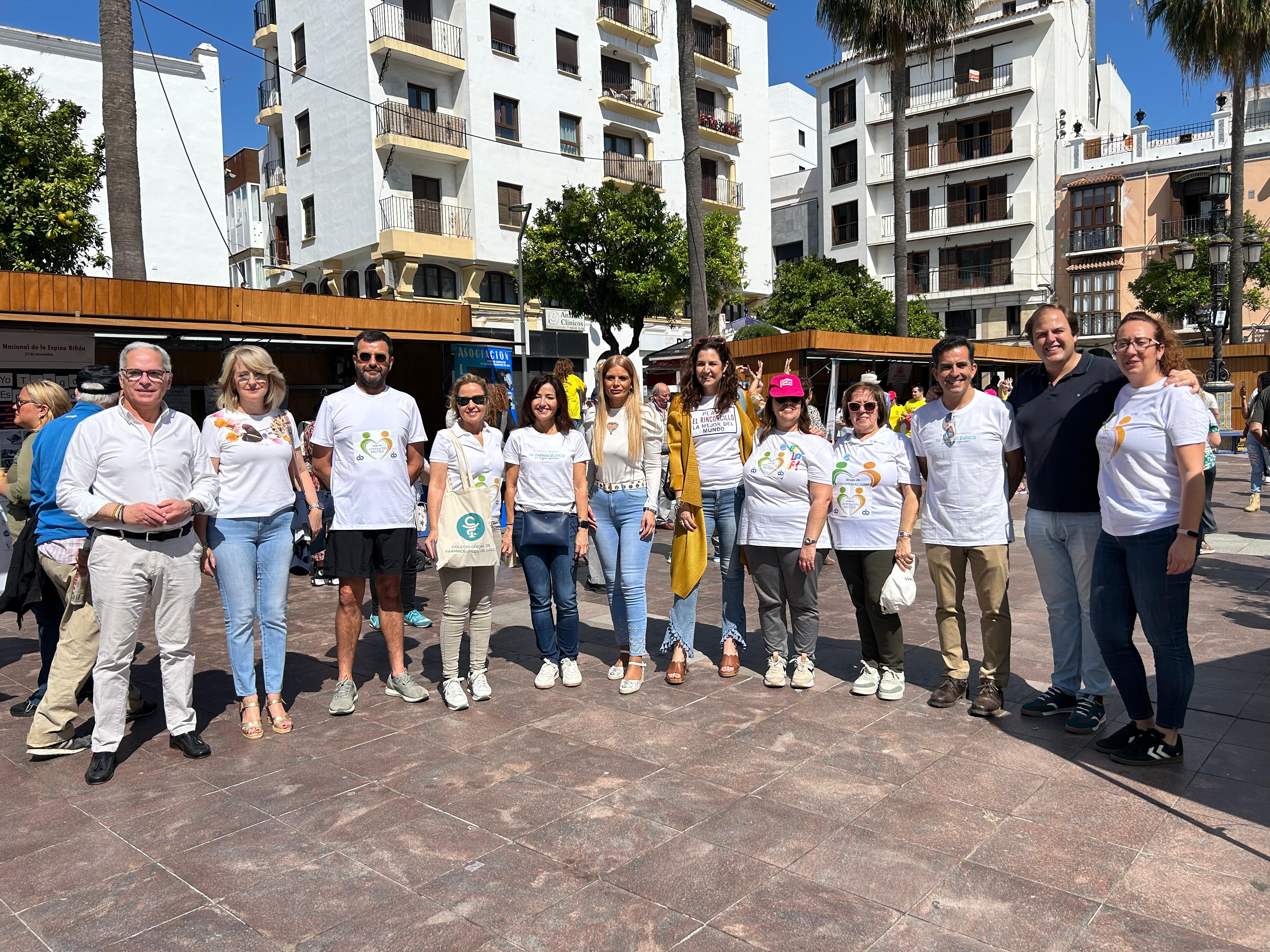 La marcha solidaria 'Tod@s somos iguales' recorre el centro de Algeciras.