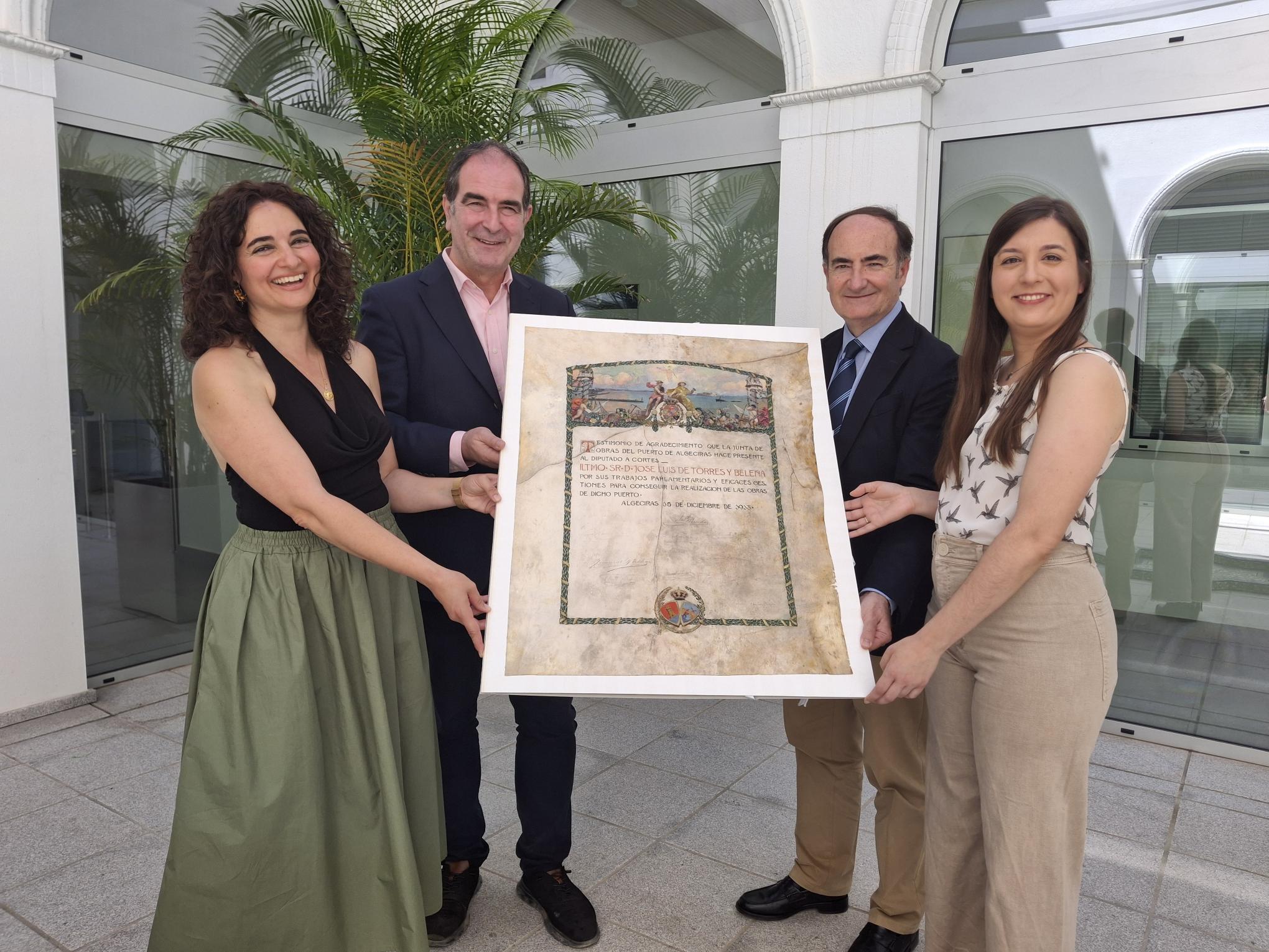 La Autoridad Portuaria restaura un pergamino de 1913 para el futuro museo del Llano Amarillo.