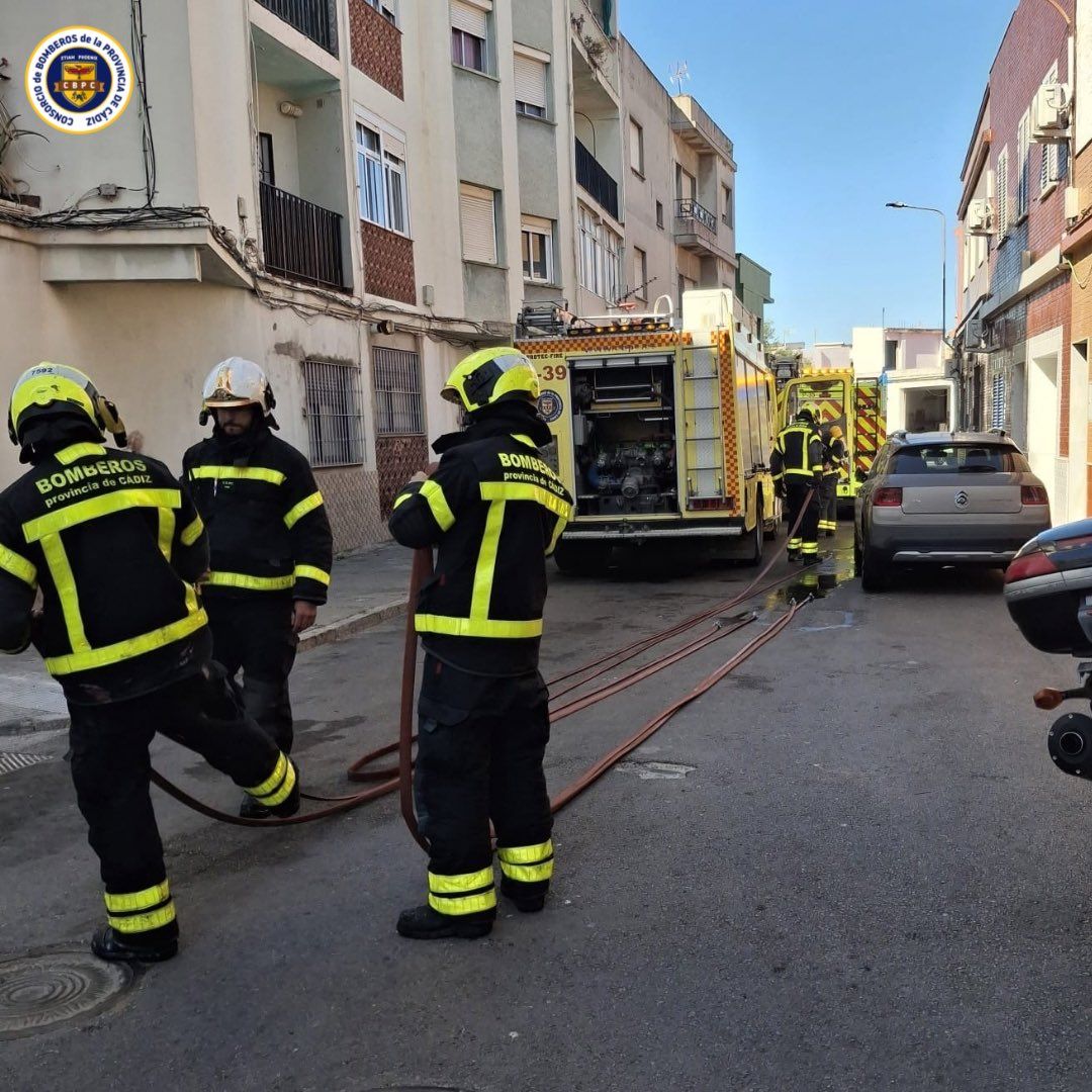 Bomberos intervienen en un incendio de una vivienda en la calle Colón de La Línea