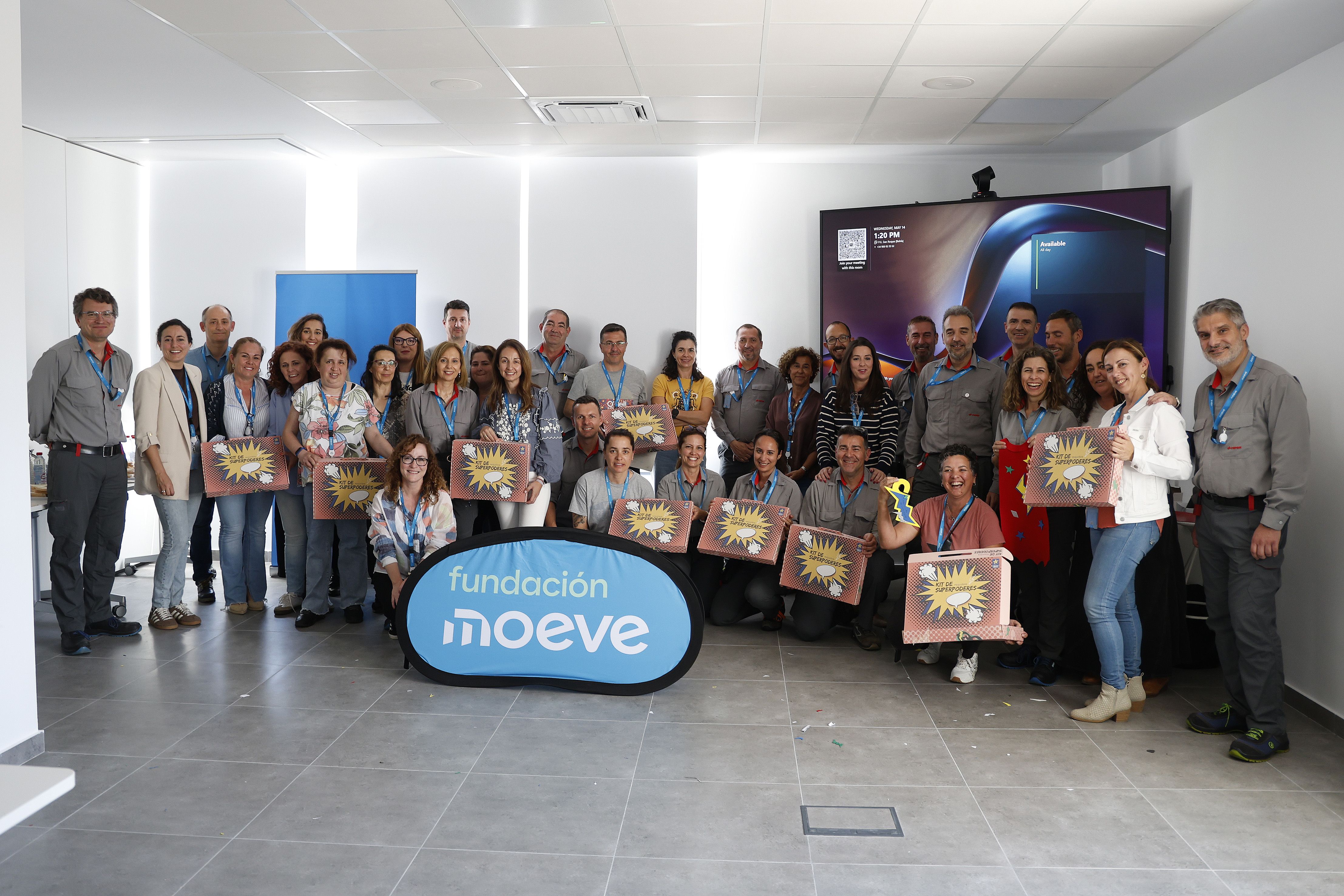 La Fundación Moeve y Pequeño Deseo elaboran kits de superhéroes para niños hospitalizados