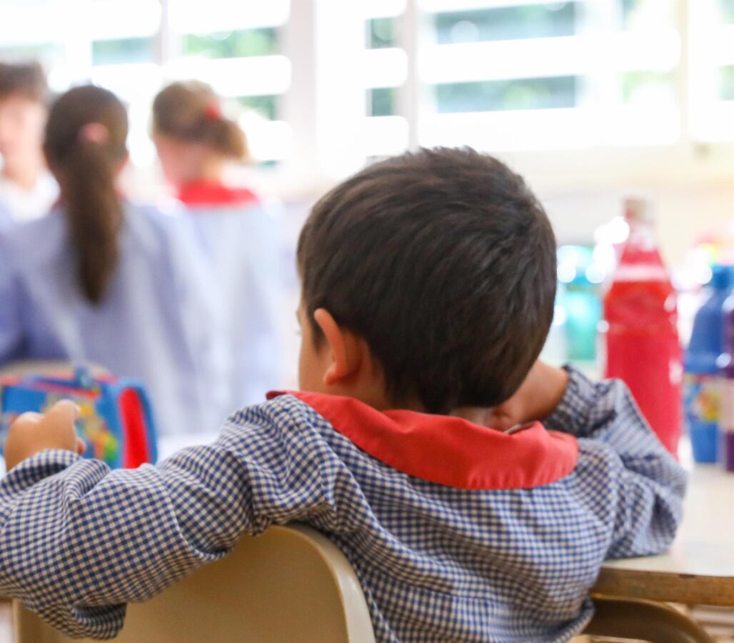 Un niño sentado en su pupitre el día de inicio del curso en el colegio - Marta Fernández Jara - Europa Press. La Mancomunidad celebra el Día de Europa con sesiones informativas en colegios de la comarca