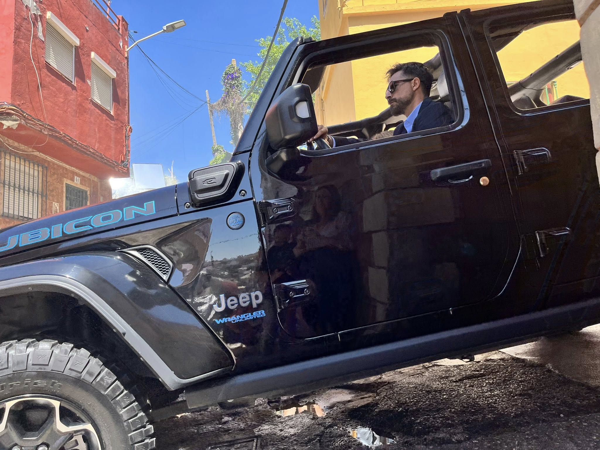 El actor Hugo Silva conduce un Jeep por la calle Huesca en un momento del rodaje.