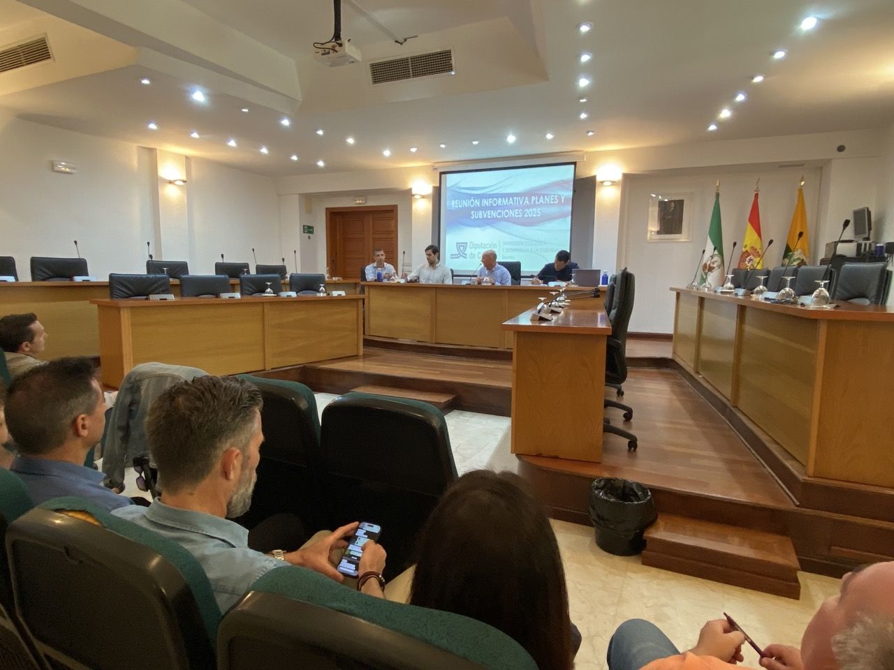 Diputación informa en Los Barrios sobre ayudas para el fomento de la cultura y el deporte.