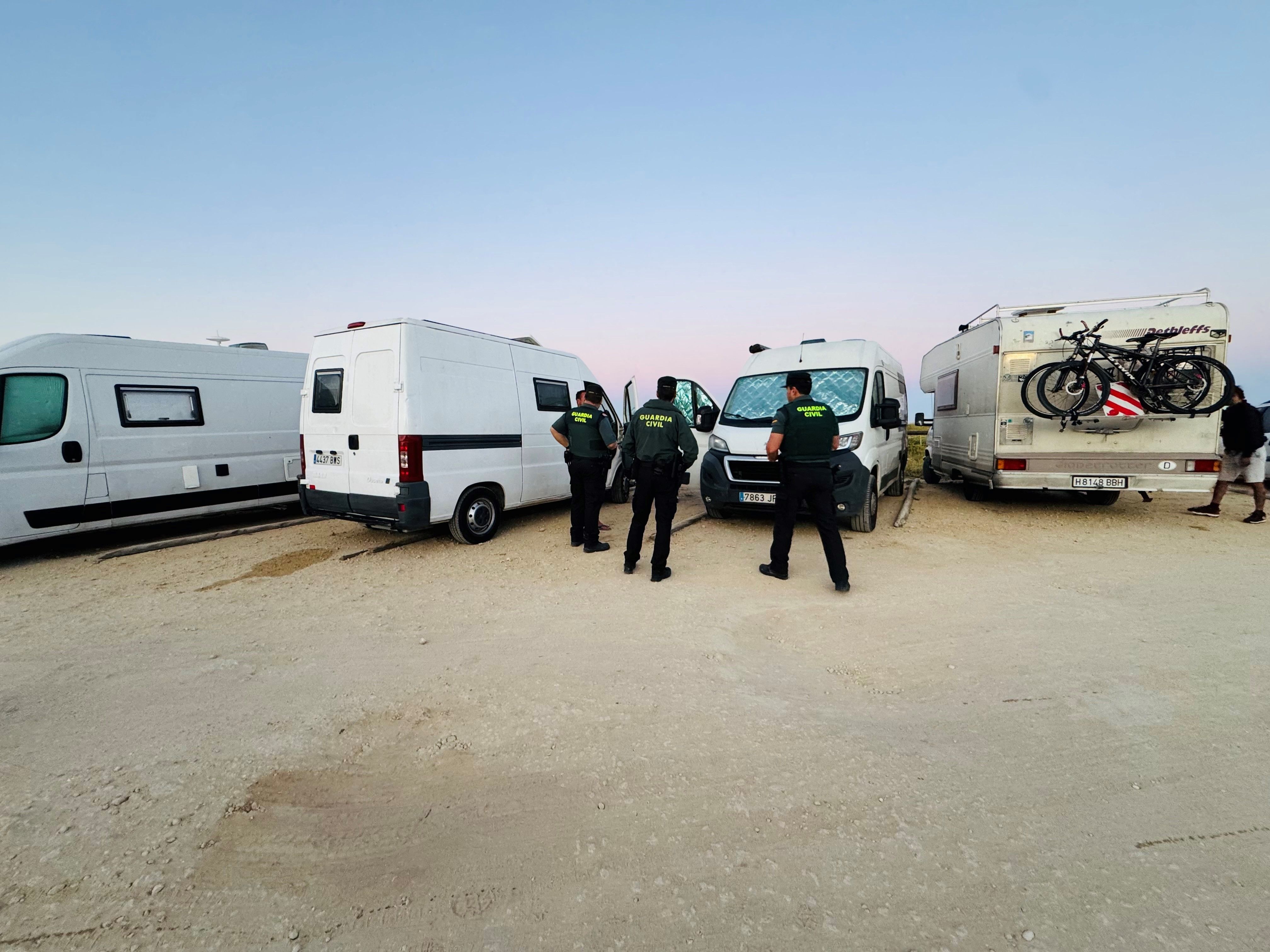 La Guardia Civil desmantela un campamento ilegal asentado en Tarifa
