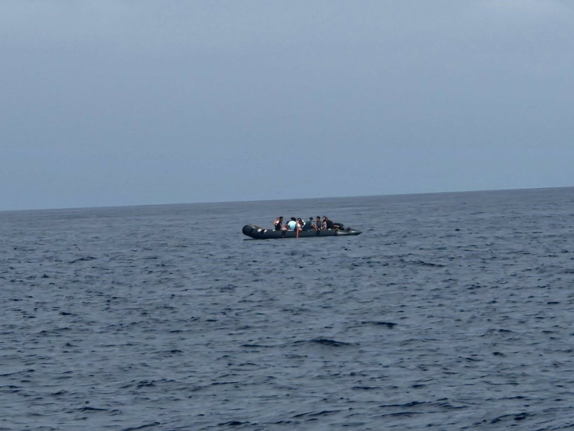 Embarcación neumática con 12 migrantes a bordo rescatada por la salvamar Suhail de Salvamento Marítimo en Cádiz. - SALVAMENTO MARÍTIMO - Archivo. CEAR organiza en Algeciras un coloquio sobre la situación de las personas refugiadas en la frontera sur