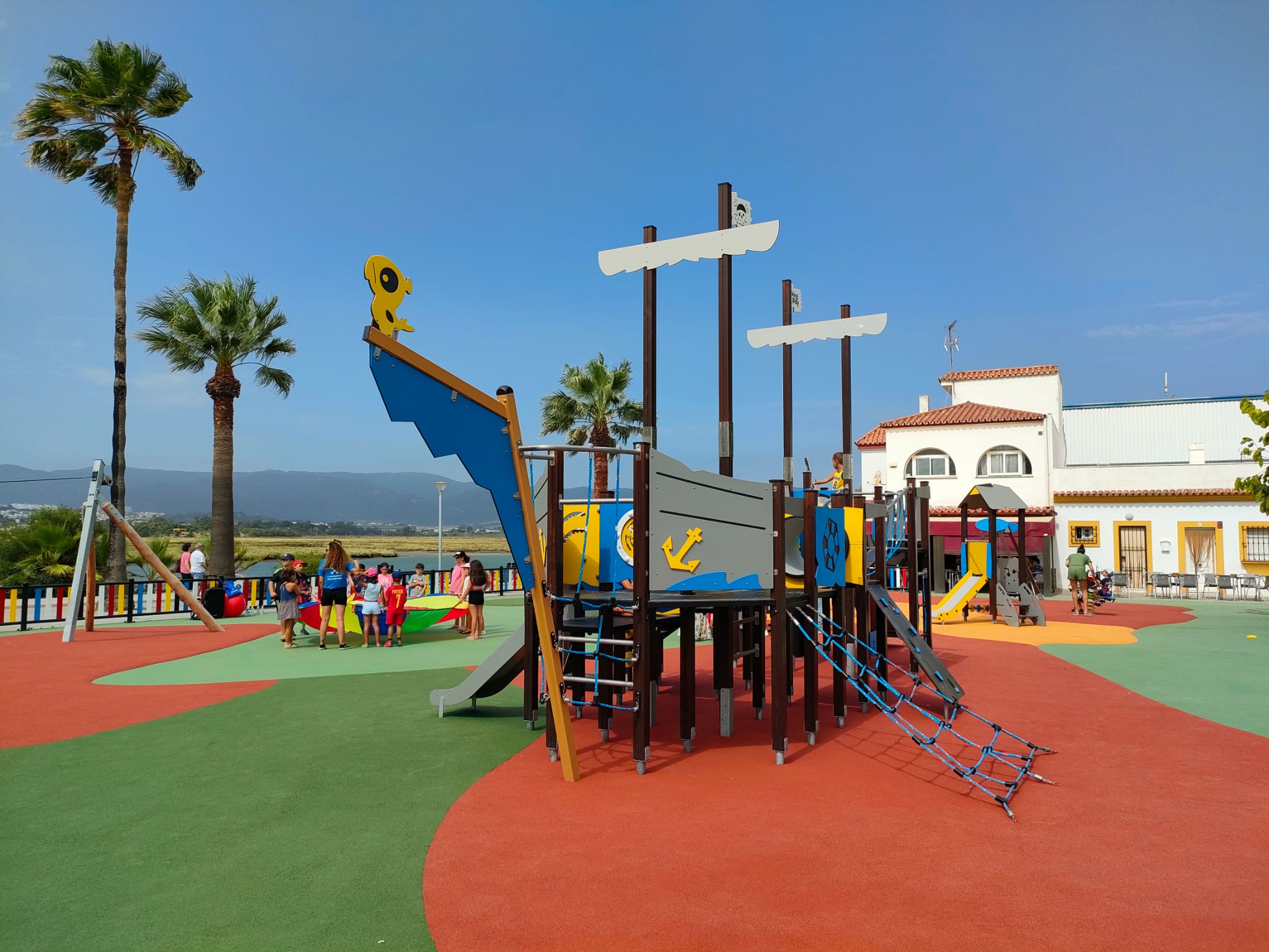 El Ayuntamiento de Los Barrios adjudica el contrato de mantenimiento para los parques infantiles