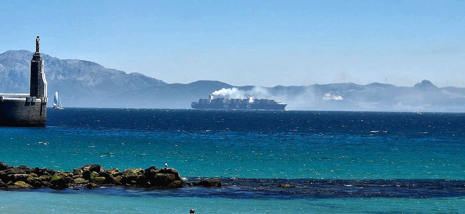 Denuncian que los buques que pasan por Tarifa incumplen normativa sobre emisiones de humos