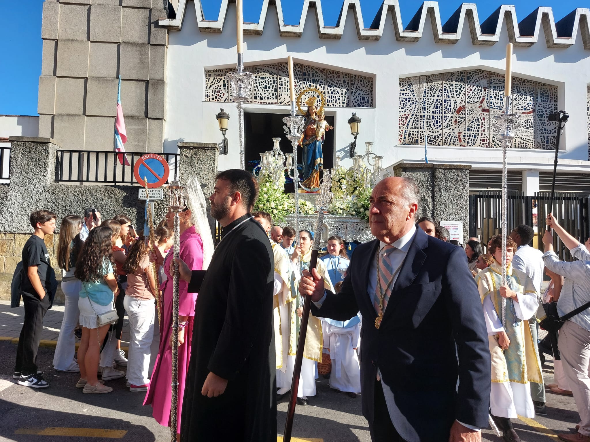 María Auxiliadora procesiona por las calles de Algeciras
