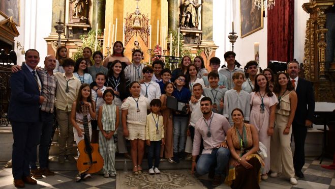 Foto de familia al término del pregón. 