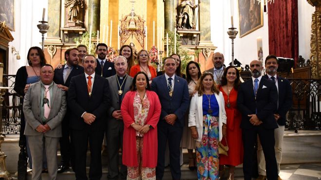 Foto de familia al término del pregón. 