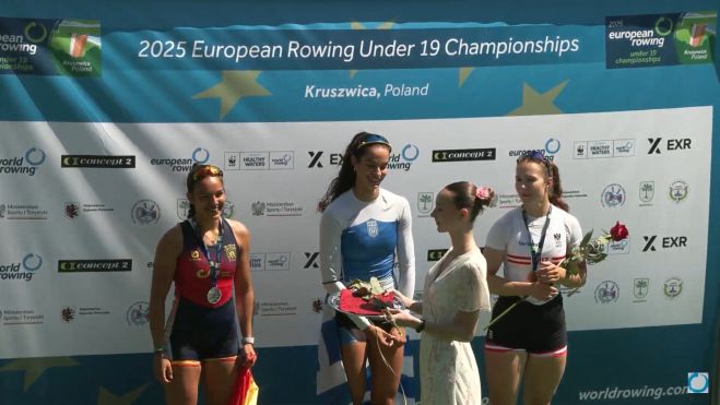 Podio skiff femenino, con la linense en el segundo puesto. 