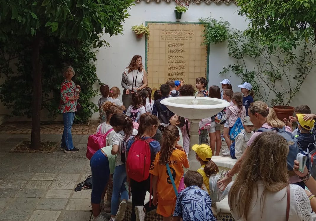 Más de cuatrocientos escolares de Primaria participan en el taller '¡Hoy hacemos turismo!'. 
