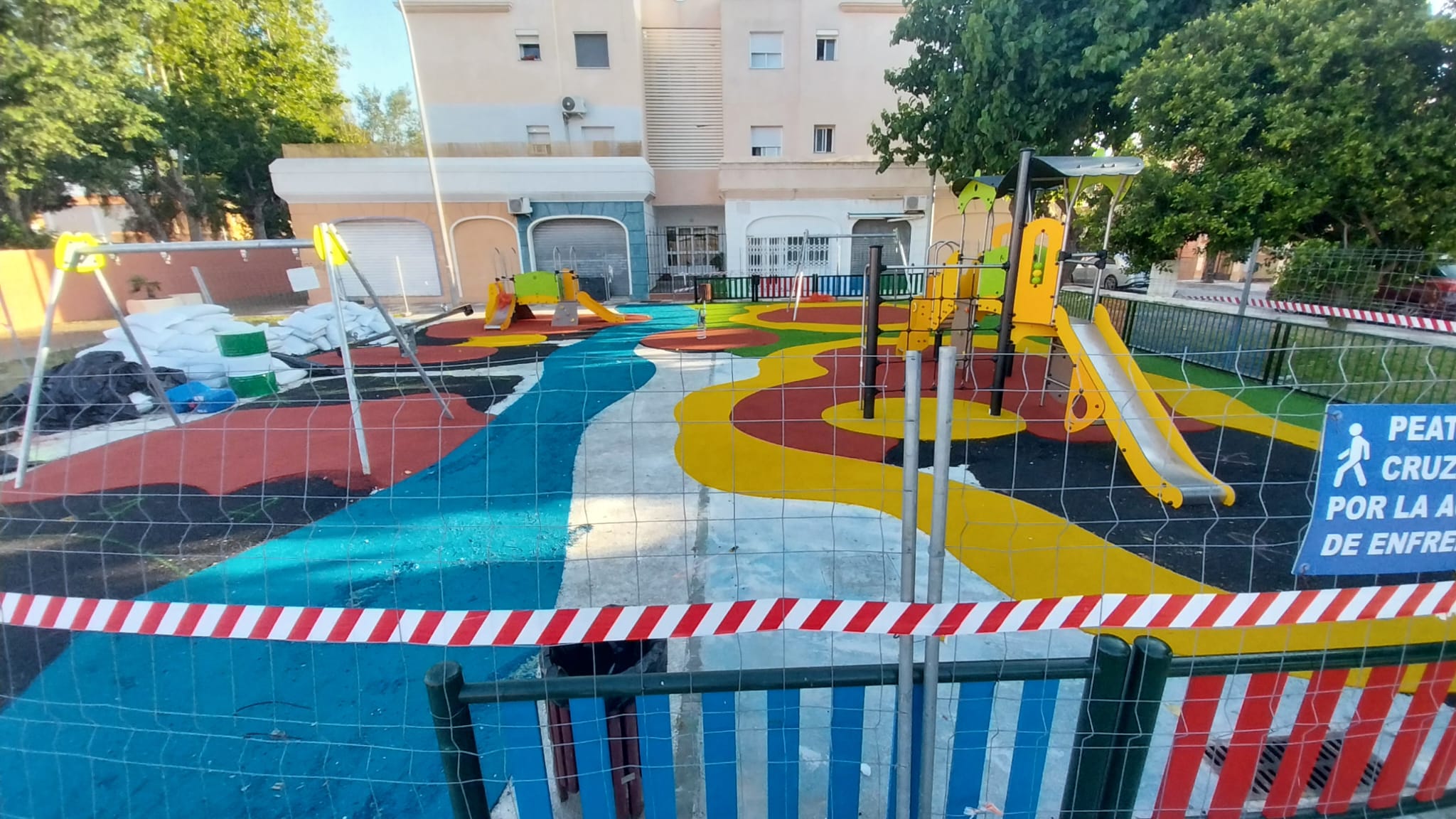 Un parque infantil de La Línea, que continúa con la mejora de parques infantiles tras el nuevo recinto en los jardines Saccone