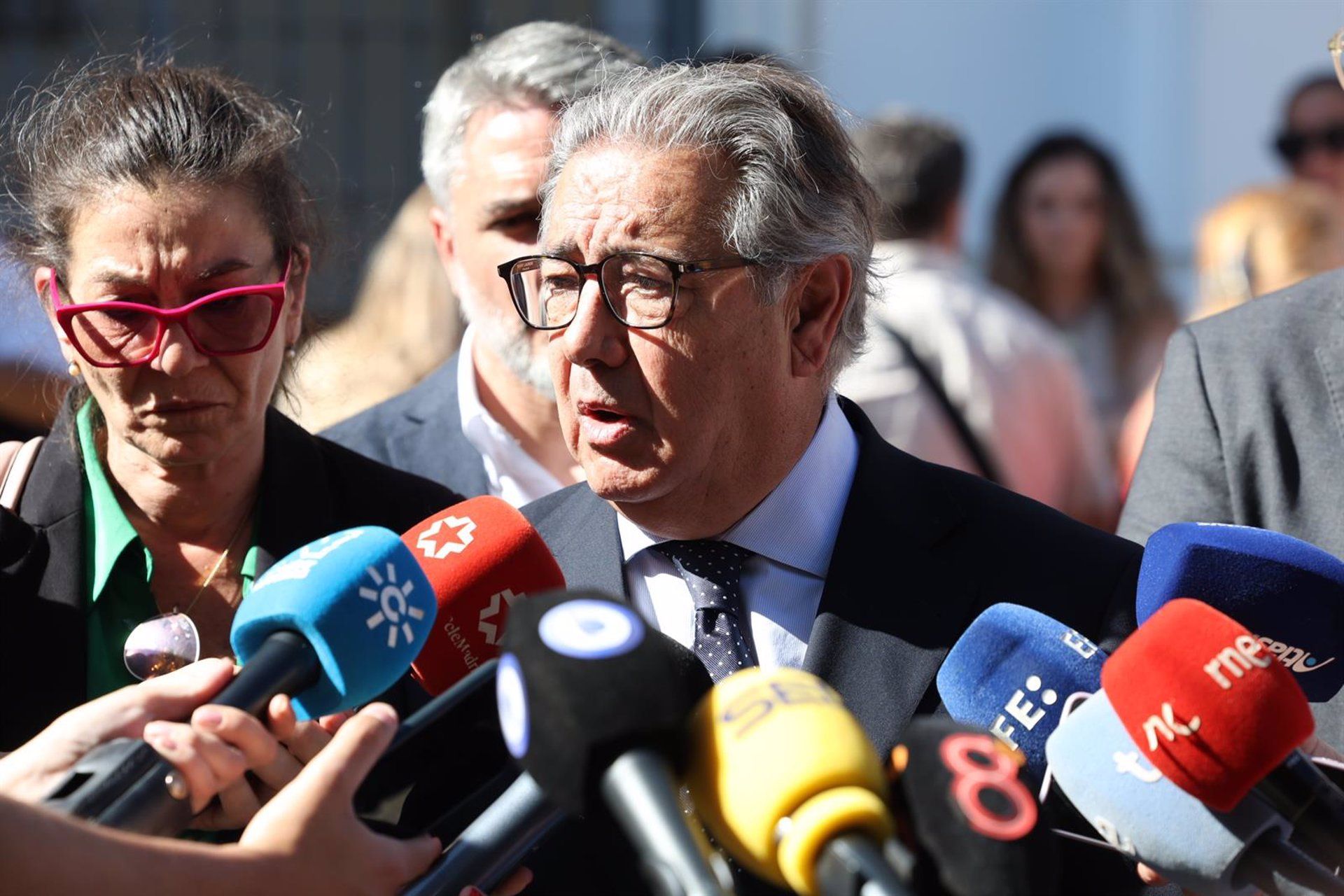 El europarlamentario del PP, Juan Ignacio Zoido, atiende a los medios en Barbate (Cádiz), donde ha acudido acompañando a una misión de la Comisión de Peticiones del Parlamento Europeo. - NACHO FRADE/EUROPA PRESS