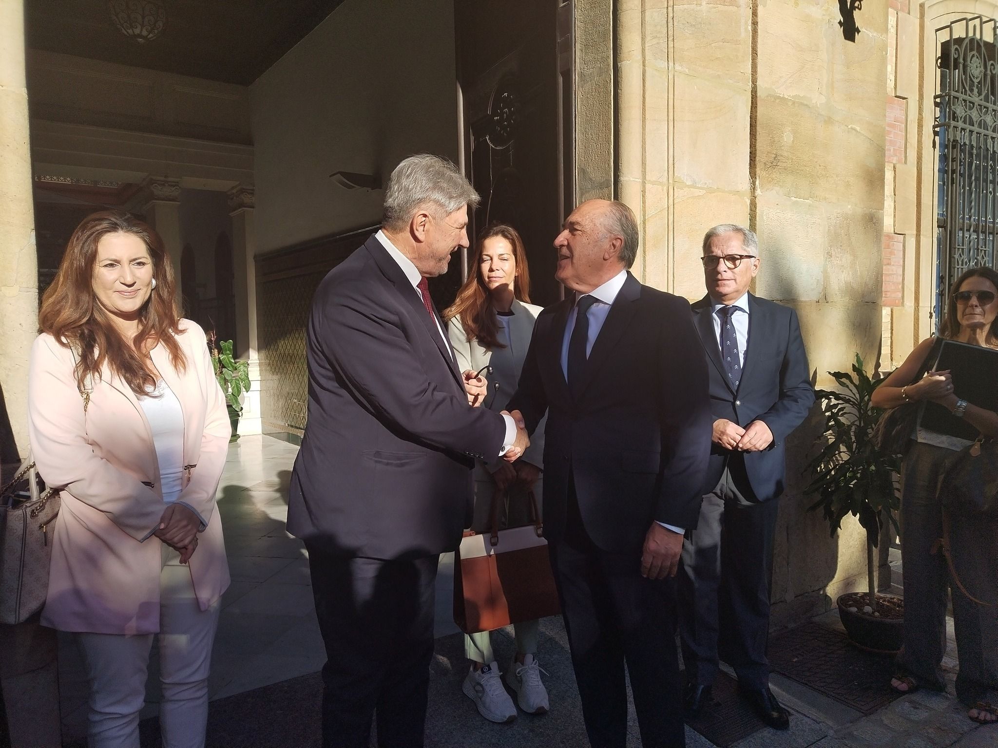Los europarlamentarios prometen ayudar a terminar con el narcotráfico en el Campo de Gibtraltar. Rozñca y Landaluce se saludan a las puertas del Ayuntamiento.
