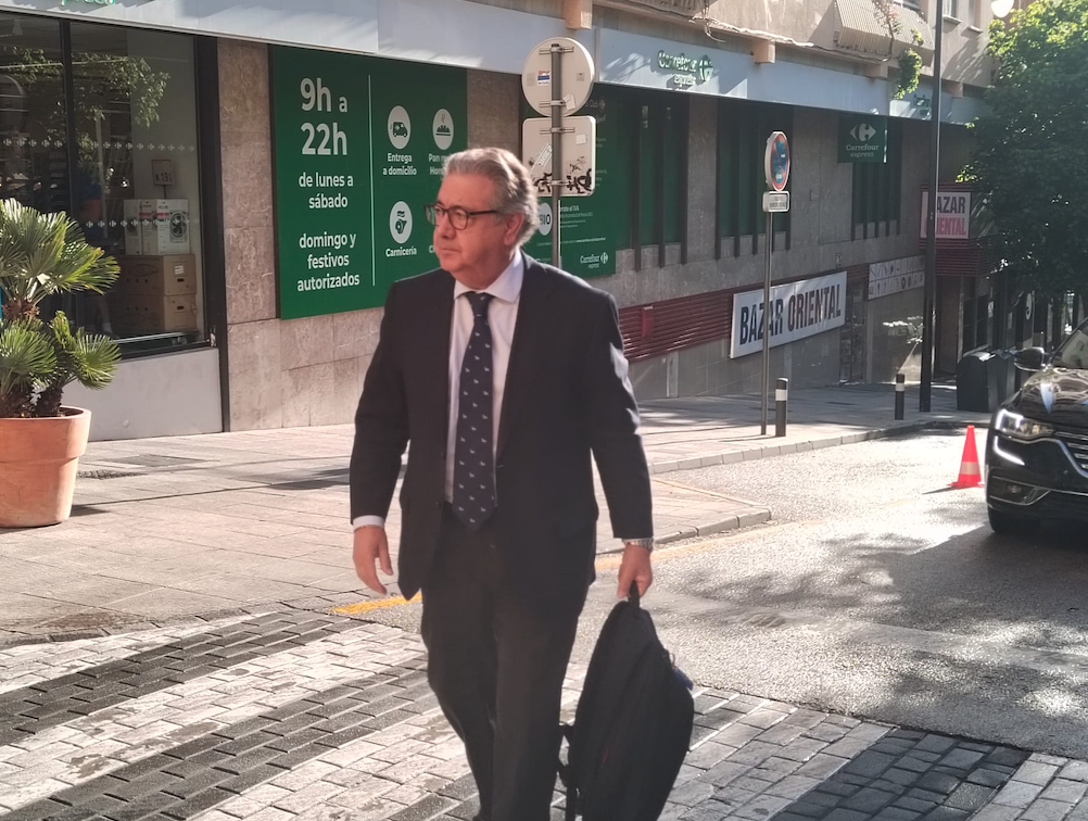 Zoido, a su llegada al Ayuntamiento de Algeciras esta mañana.