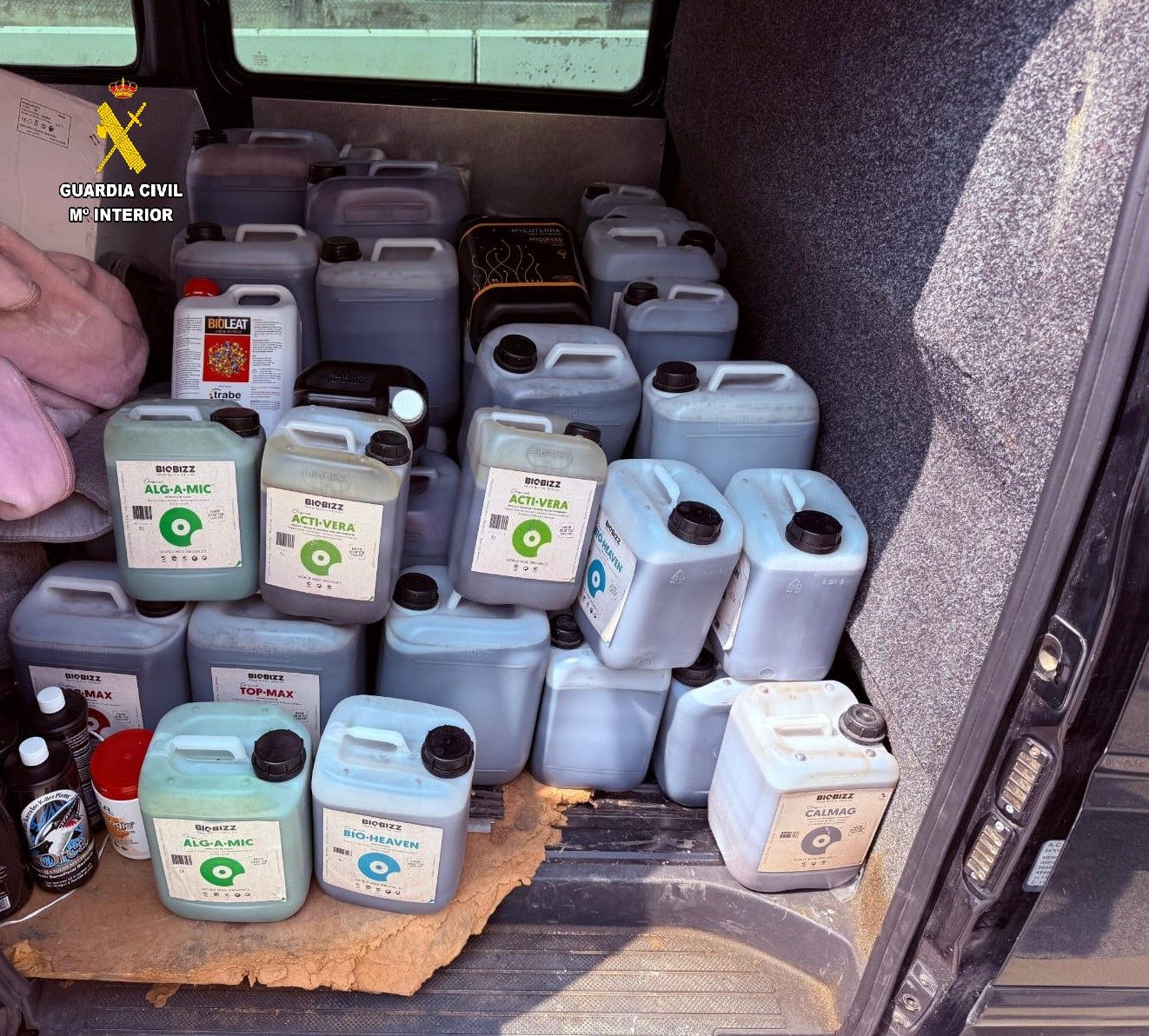 Detenido en Tarifa por llevar 618 litros de fertilizantes para plantaciones de marihuana.