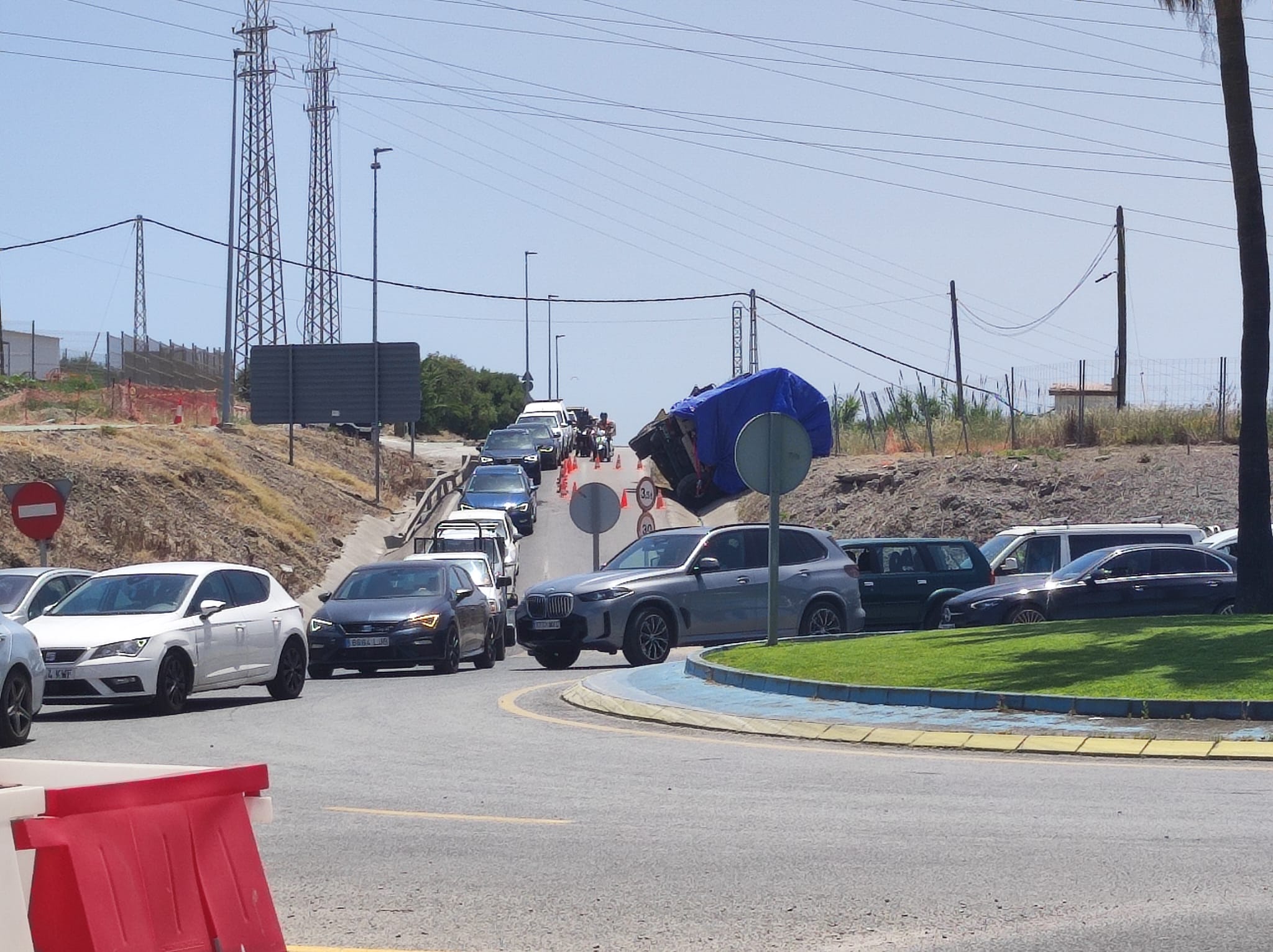 El vuelco de un camión en la carretera de Los Yankis provoca el cierre del carril hacia Getares.