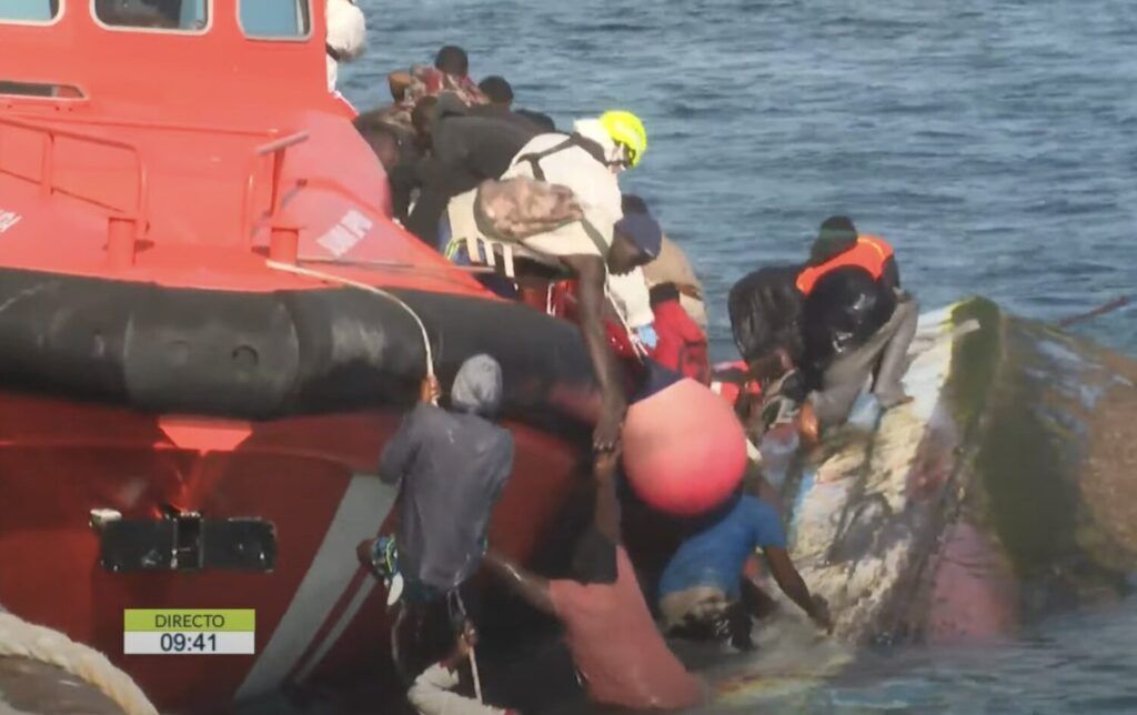 Siete mujeres muertas y un bebé desaparecido tras volcar un cayuco en El Hierro con más de un centenar de personas. Foto: Radio Televisión Canaria.