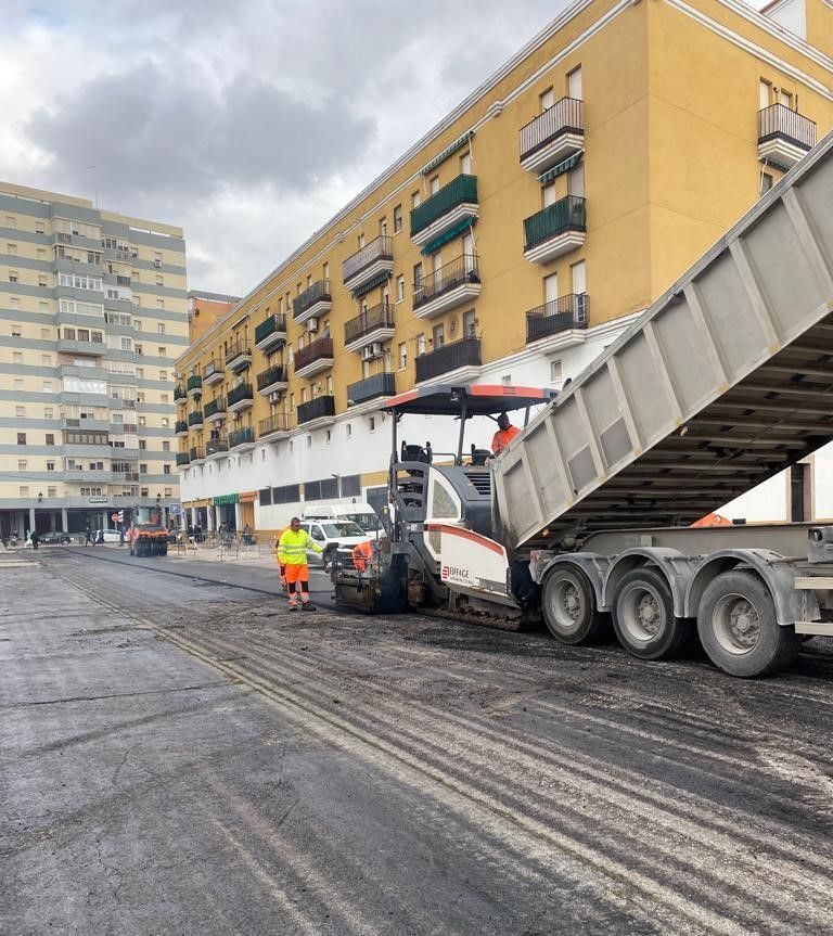 Imagen de una calle de La Línea siendo asfaltada. 