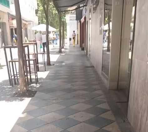 El Ayuntamiento de Algeciras ordena retirar a los bares del centro las mesas altas de las aceras.