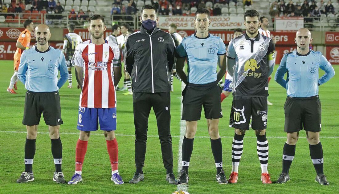 El árbitro Sanchez Sanchez en el duelo copero entre Algeciras CF y Unionistas de Salamanca de la campaña 21/22