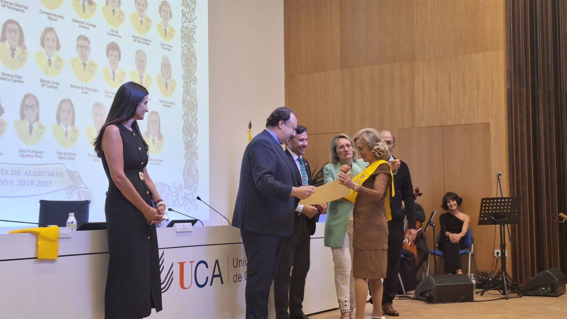 El Aula Universitaria de Mayores celebra la graduación de los 34 alumnos de último curso.