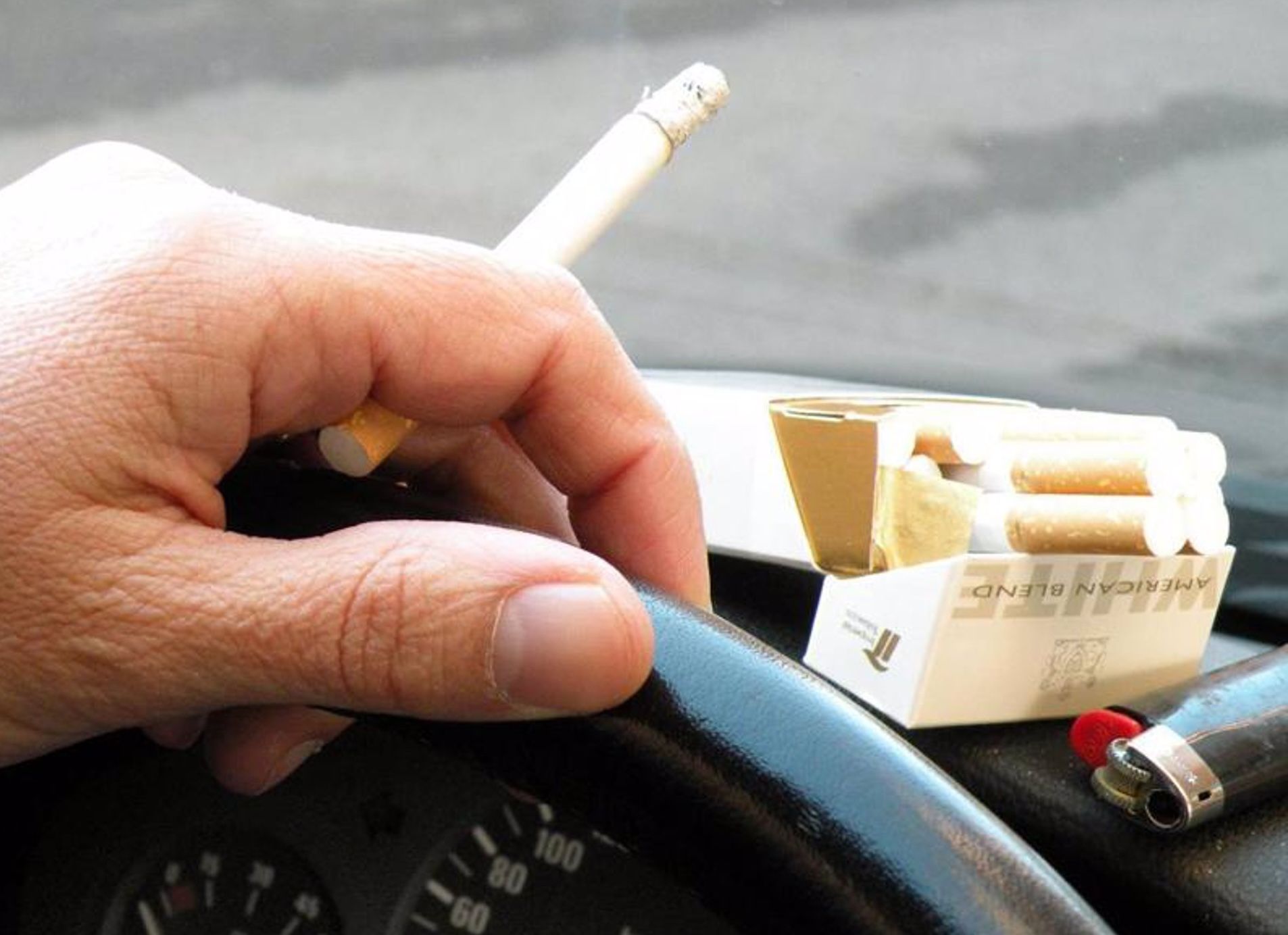 Sanidad prohibirá fumar en vehículos de uso laboral, piscinas públicas, campus y zonas de ocio al aire libre. Tabaco - EUROPA PRESS - Archivo.