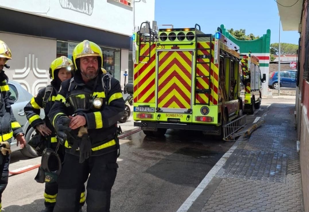 Bomberos rescatan a dos niños por la ventana de un incendio de vivienda en Algeciras. 