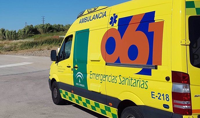 Muere un hombre tras chocar una moto con un caballo en Sanlúcar. Foto: ambulancia del 061.