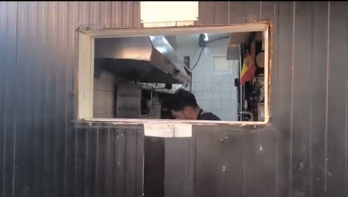 Imagen de la ventana que han destrozado para robar en el bar Francis. Denuncian un robo en el bar El Africano de La Línea