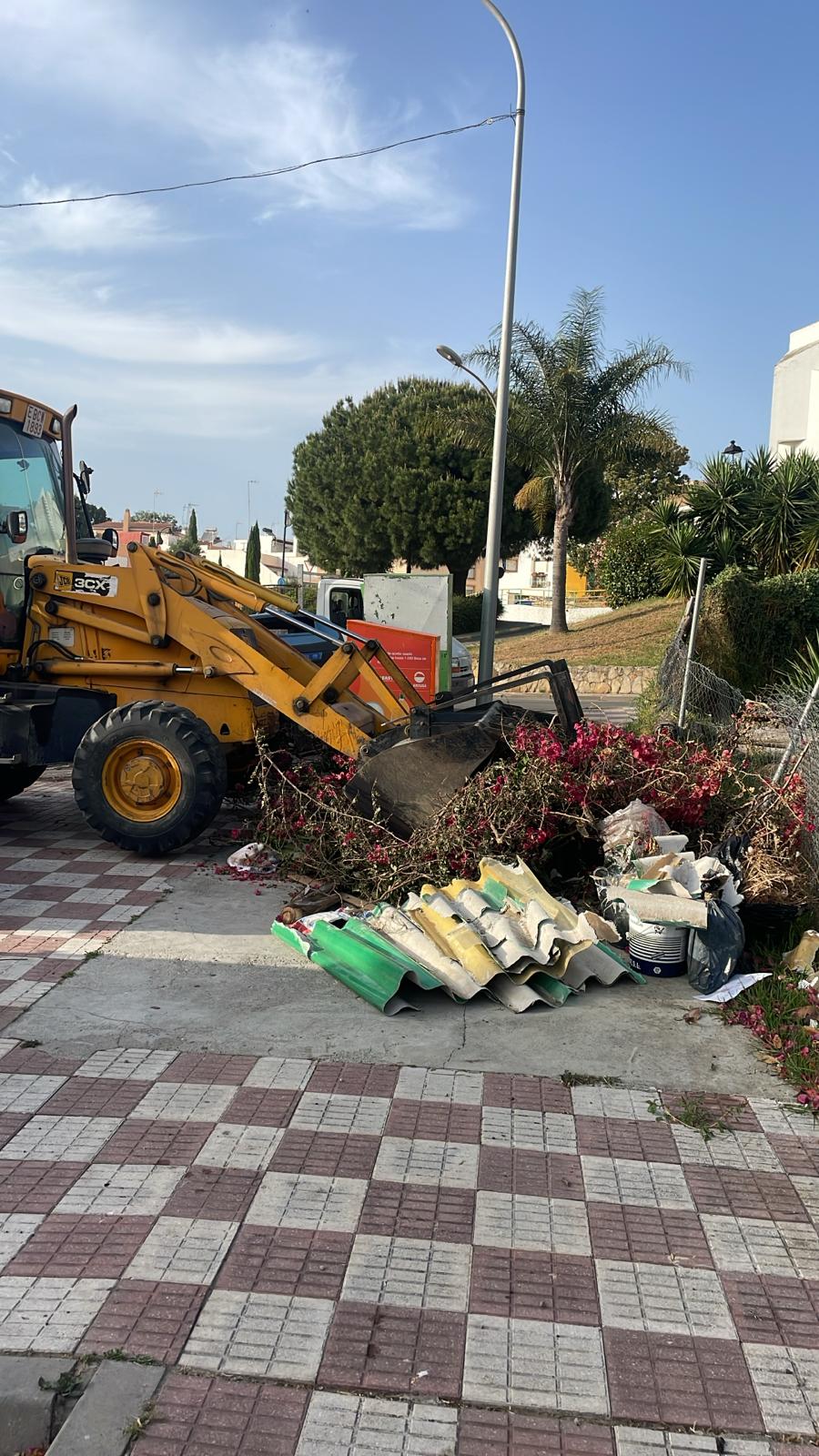 Retiran más de 12.000 kilos de restos de poda y enseres en diferentes núcleos de Los Barrios