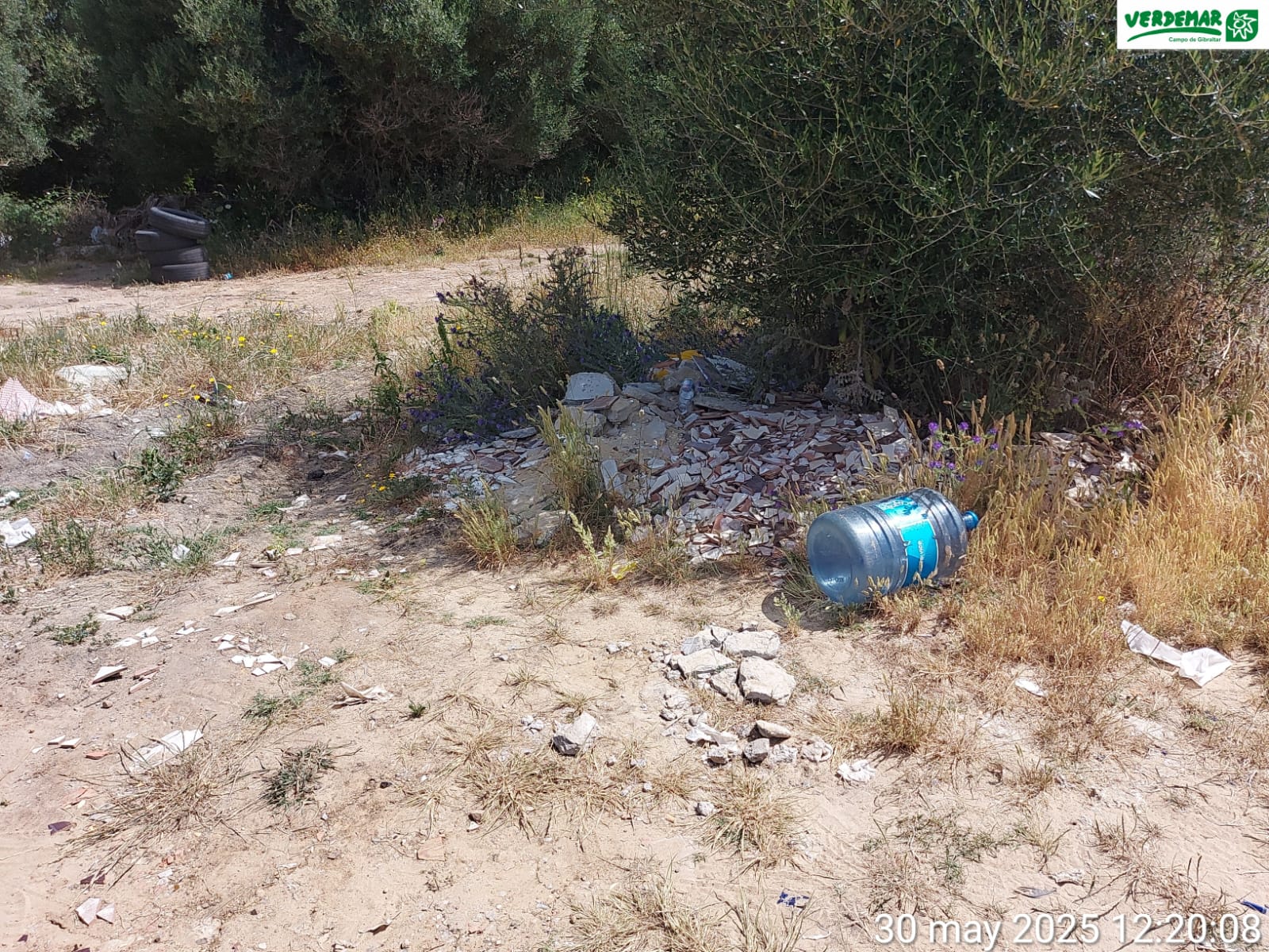 Denuncian la acumulación de basura en la entrada del sendero de la Garganta del Capitán