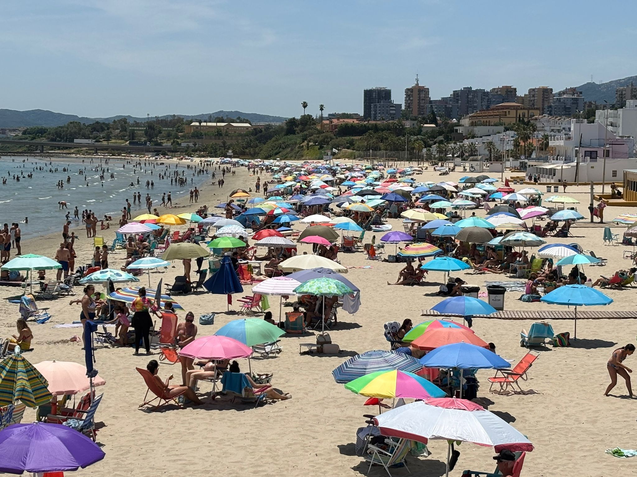 Inicio de la temporada de playas 2025. Algeciras arranca la temporada de playas con el funcionamiento de las duchas