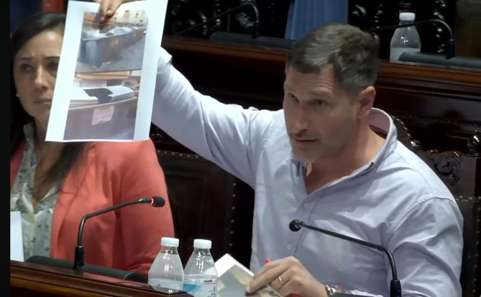 El PSOE reclama apoyo para la hostelería algecireña tras la retirada de mesas altas de las terrazas.