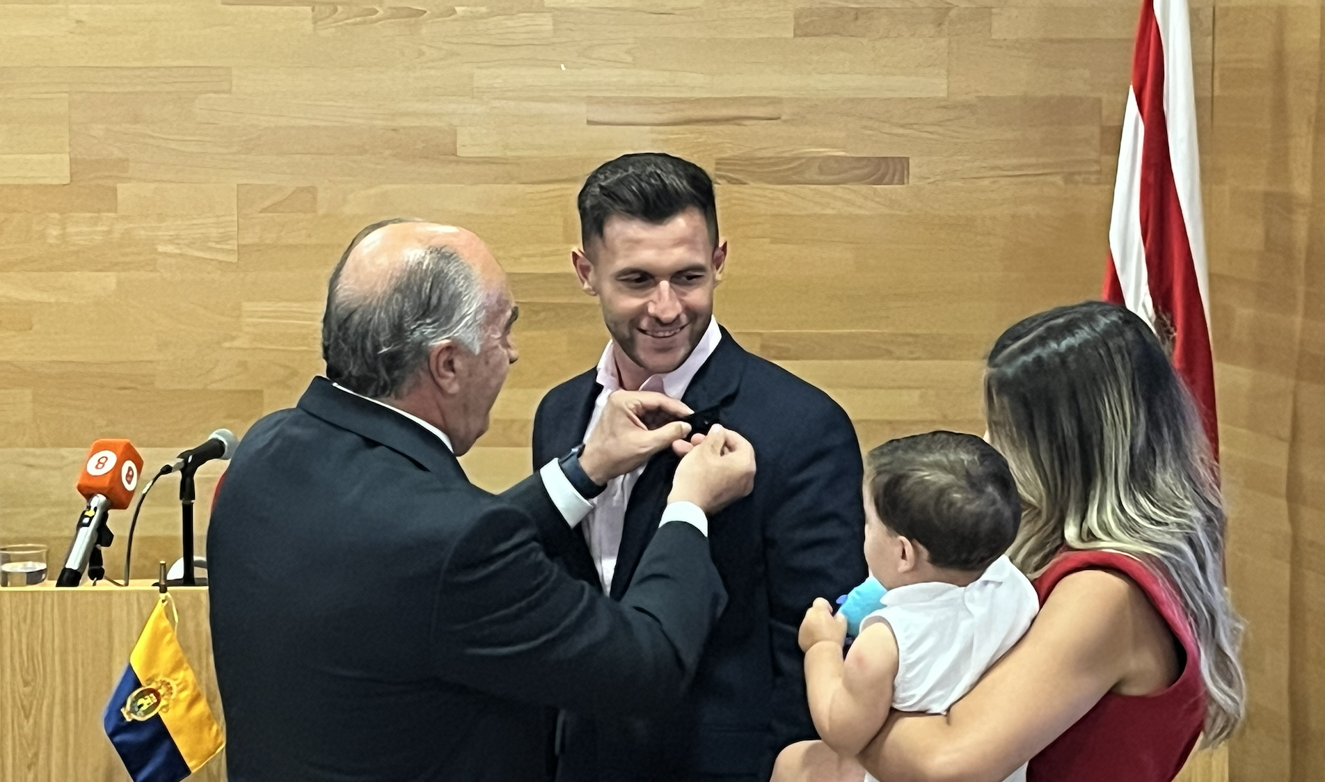José Ignacio Landaluce pone la insisgnia de la ciudad a Iván Turrillo, que mira a su pareja y a su hijo. Foto: Francis Mena. 