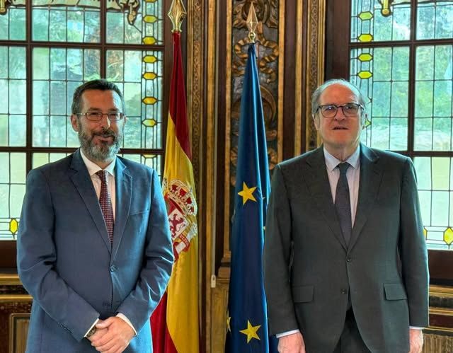 Franco y el Defensor del Pueblo, tras la reunión.
