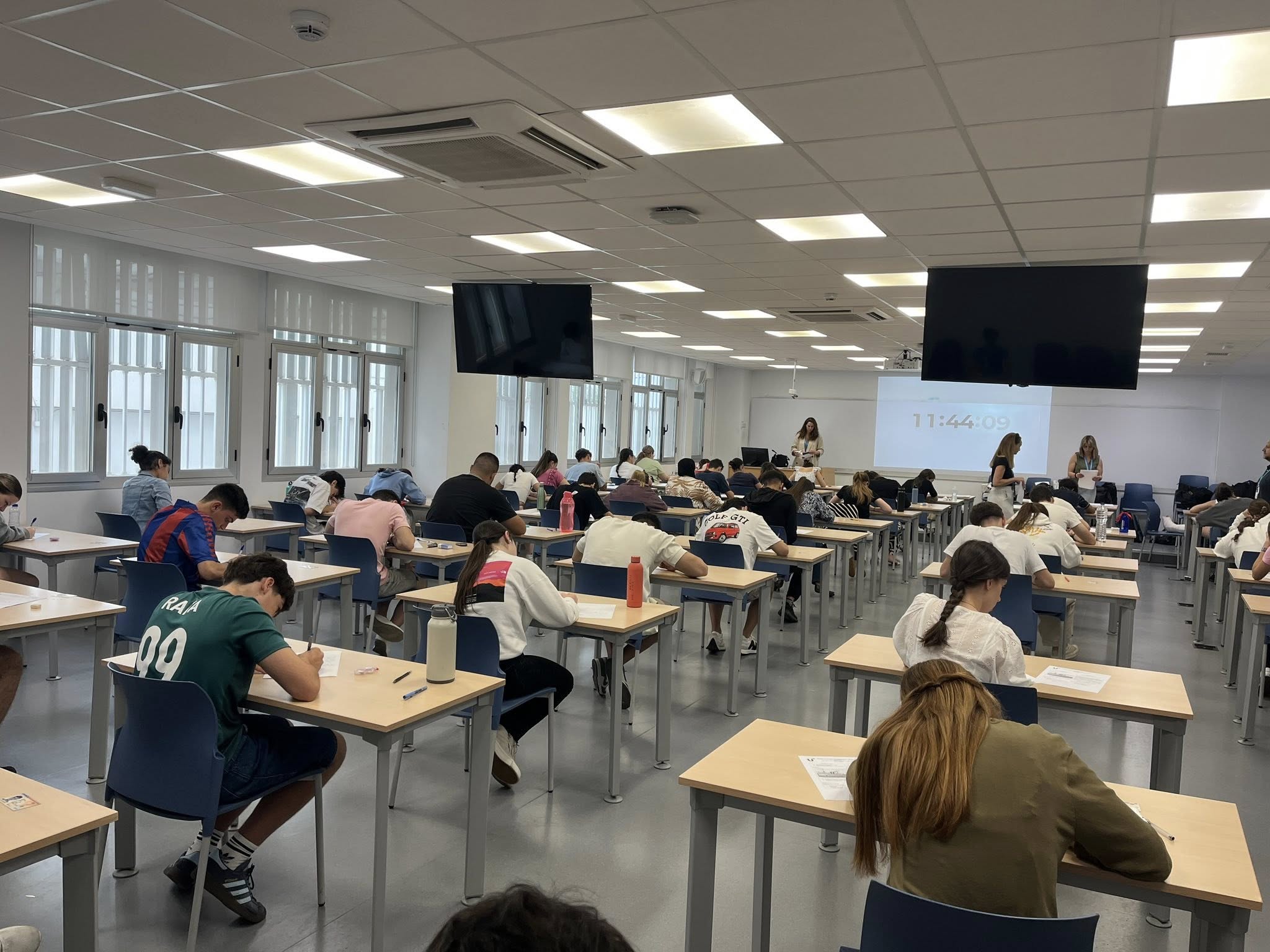 Un sanroqueño alcanza la nota más alta de la Prueba de Acceso a la Universidad en la provincia de Cádiz Imagen de archivo de unos estudiantes realizando la PAU 2025. 