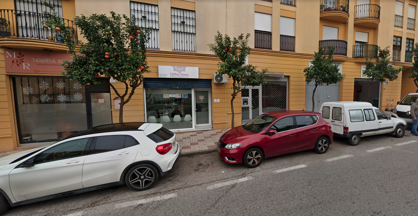 Estafan a tres comercios de Algeciras tras comprar abanicos publicitarios para la Feria.