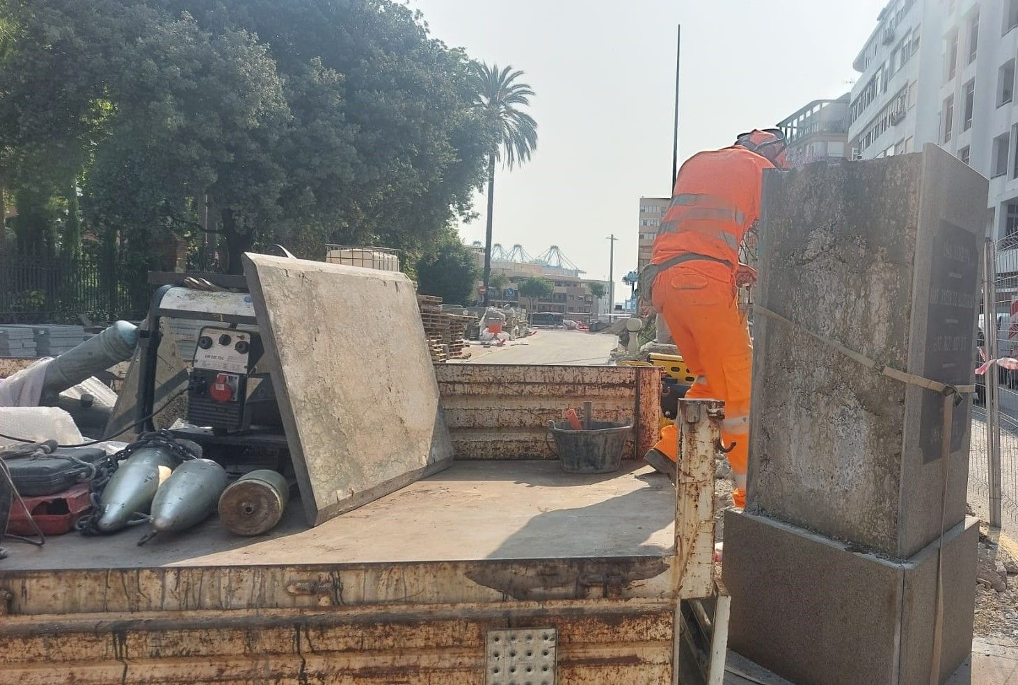 El Ayuntamiento retira el monumento a Artillería de la avenida Blas Infante y prepara su reubicación.
