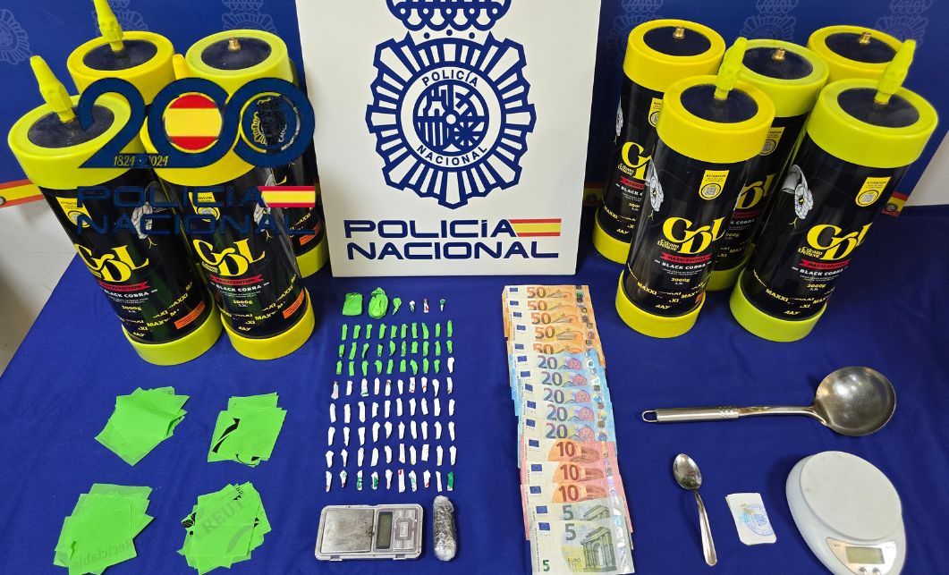 Droga y material incautado por la Policía Nacional. 