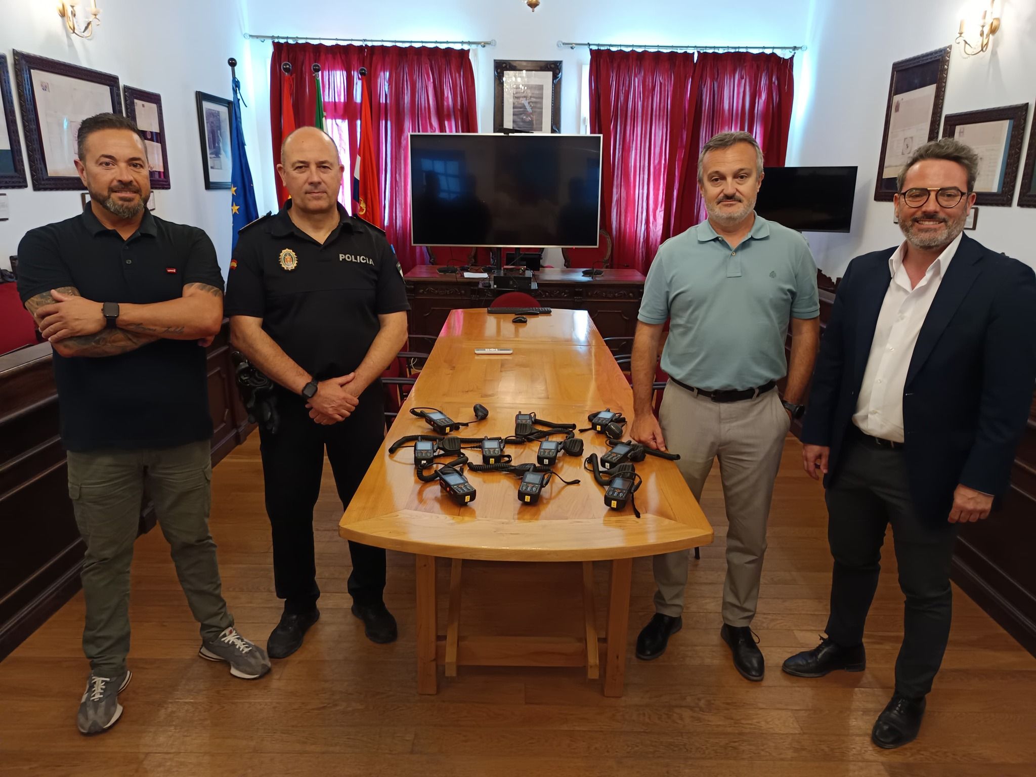 Tarifa garantiza un canal directo entre Protección Civil y la Policía Local con diez radios nuevas