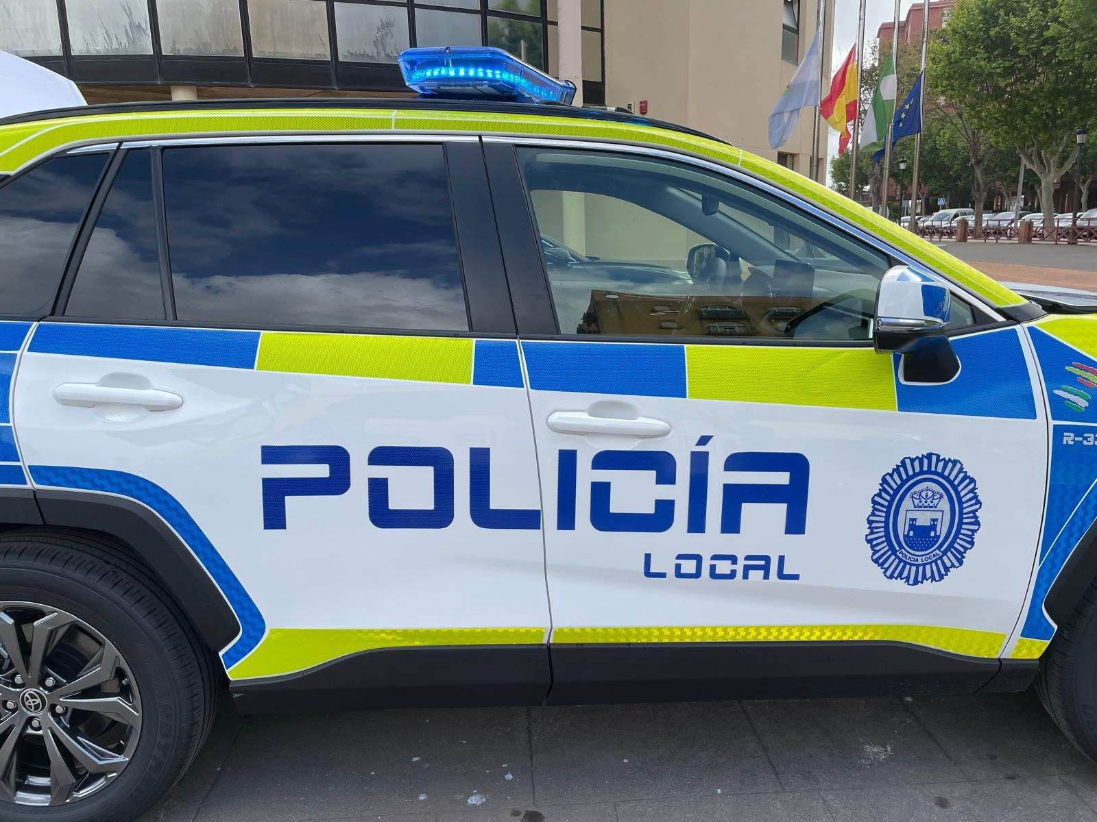 Vehículo de la Policía Local de La Línea. Detenido por incumplir una sentencia de alejamiento de una mujer por violencia de género en La Línea