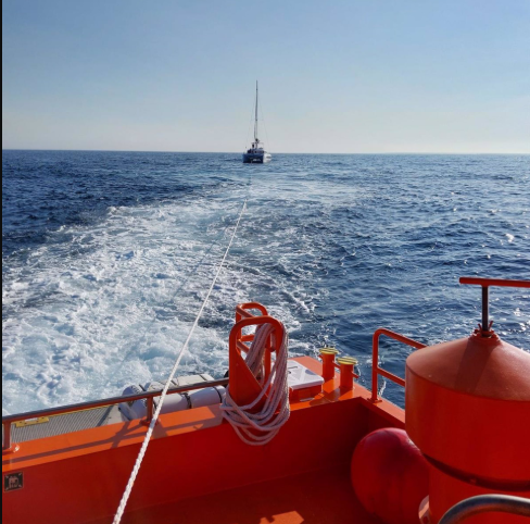 Remolcan a puerto a los tripulantes de un catamarán tras una interacción con orcas.