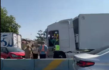 Un accidente entre un turismo y dos camiones a la salida de Algeciras provoca largas colas.