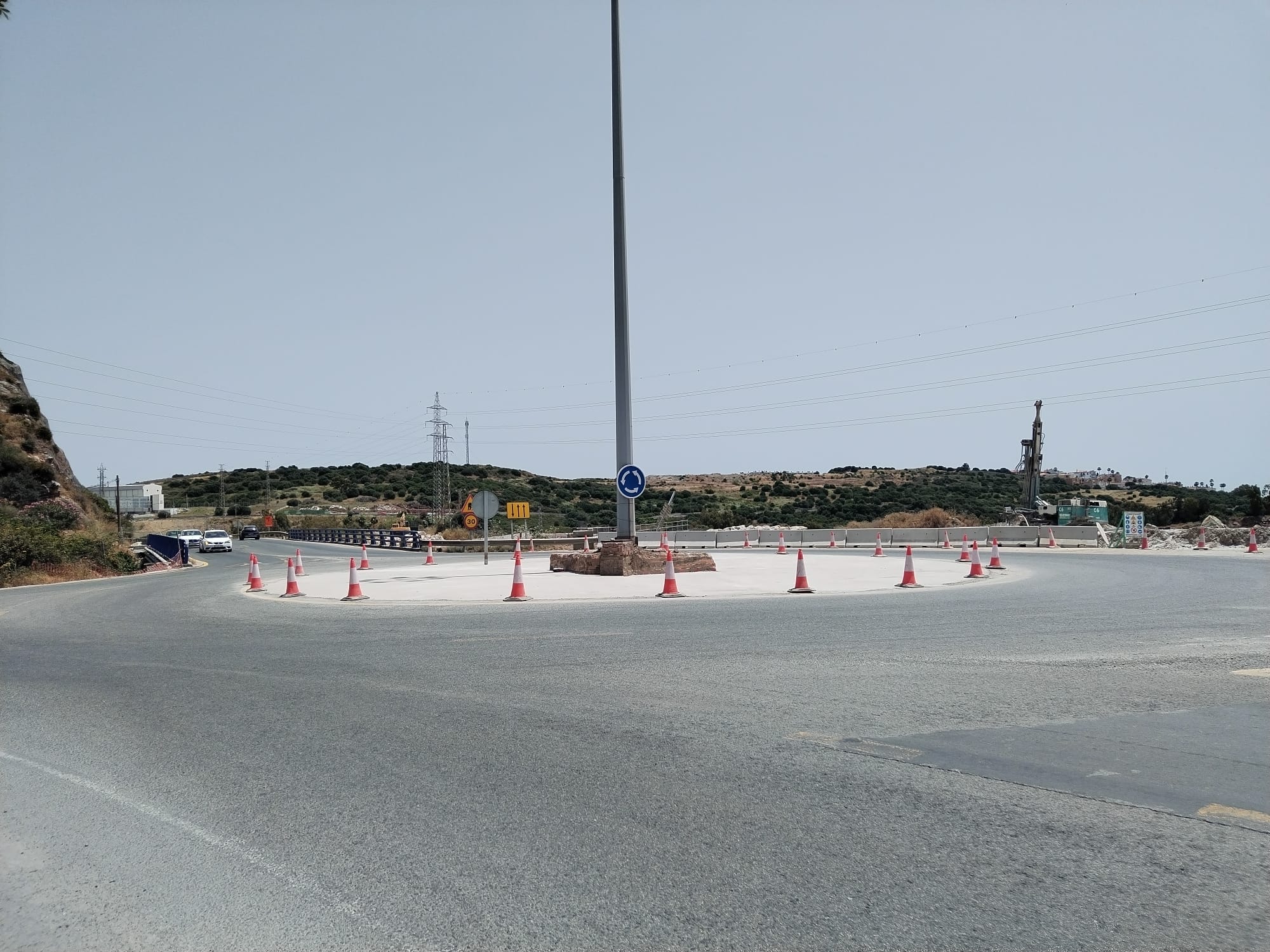 El avance de las obras del Acceso Sur acaban con la rotonda de los árboles de colores.