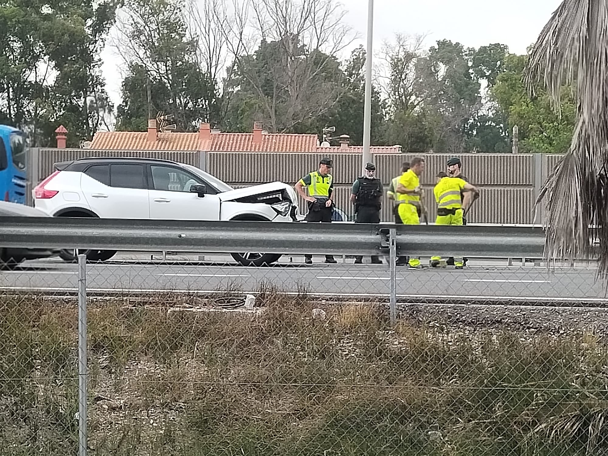 Una colisión entre una furgoneta y un turismo en la A-7 colapsa un día más la salida de Algeciras.