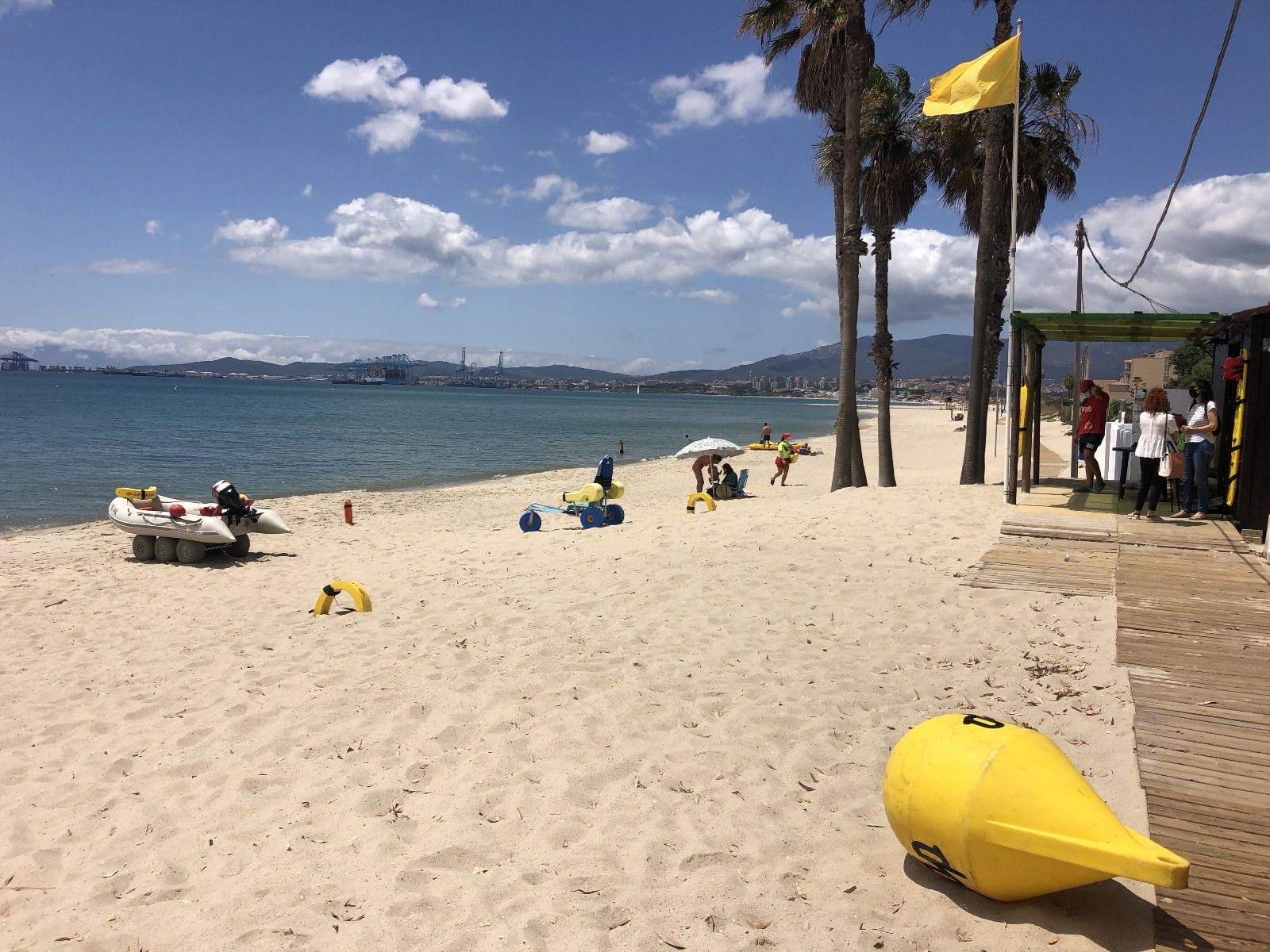 Adjudicado el servicio de socorrismo y salvamento para la playa de Palmones