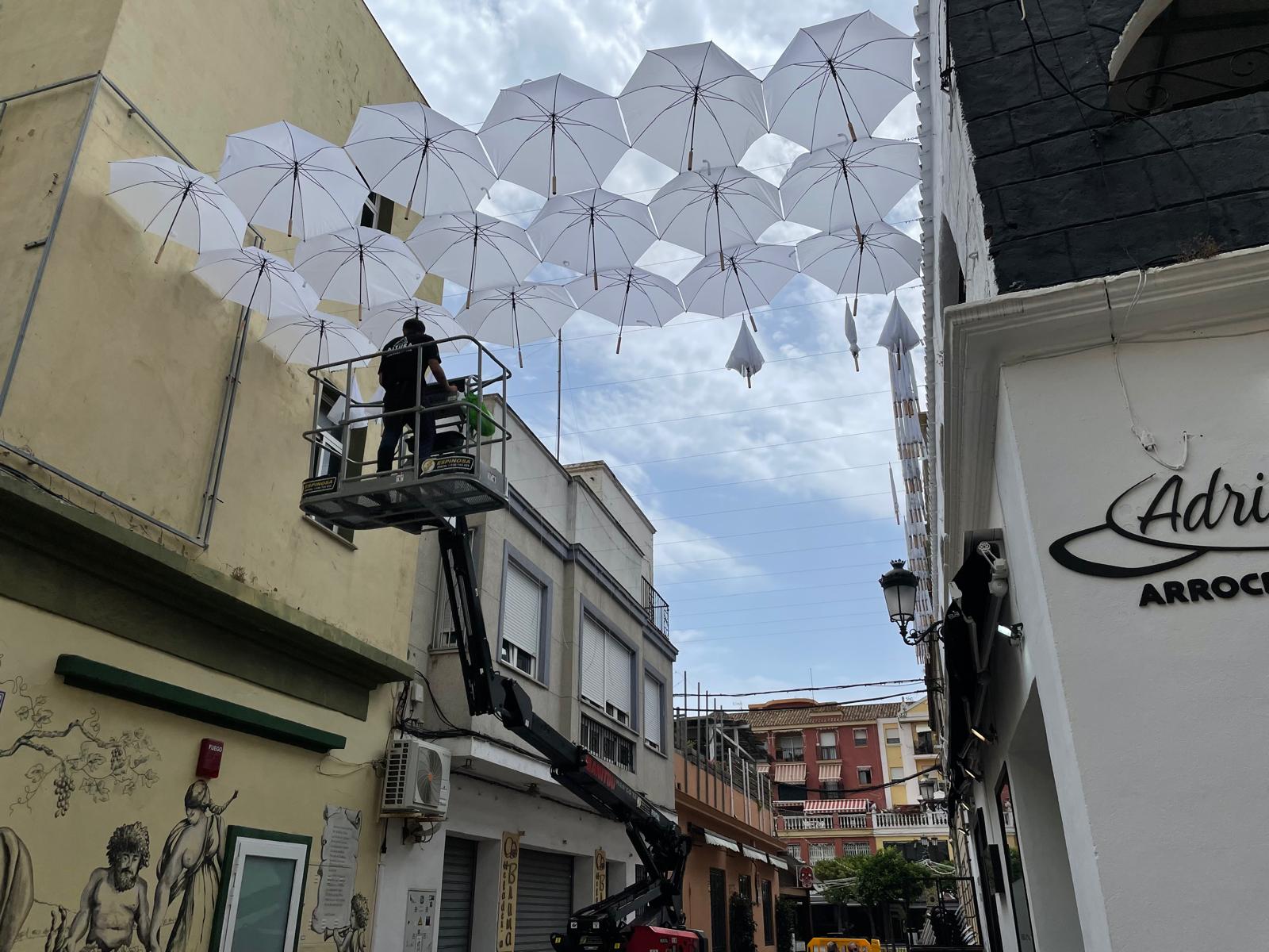 La nueva calle Cadalso este verano: paraguas blancos con guirnaldas de luces.