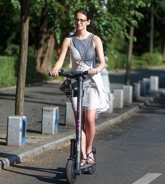 La Línea multará con hasta 100 euros a los conductores de patinetes por circular por vías peatonales.